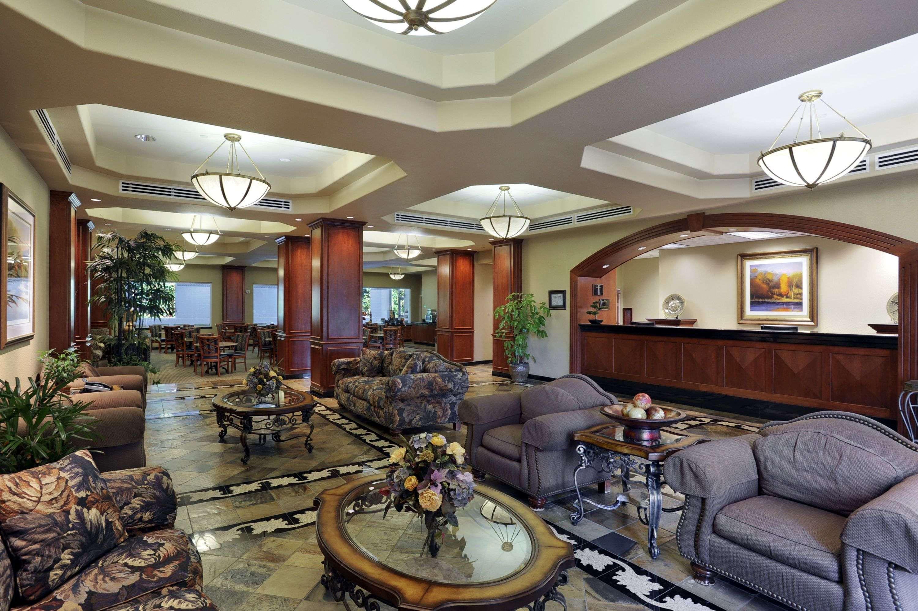 Отель Ramada By Wyndham Олимпия Интерьер фото Lobby