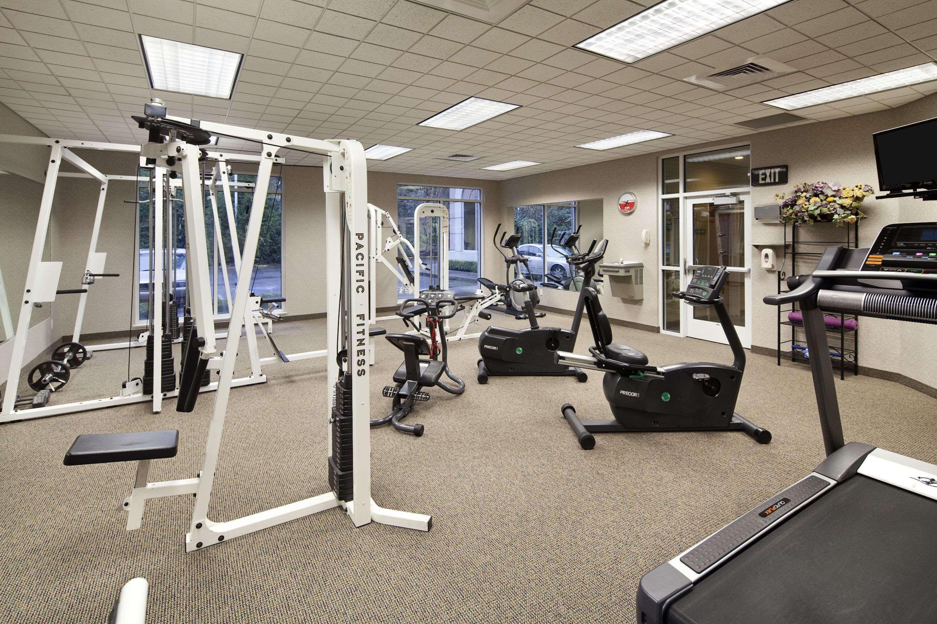 Отель Ramada By Wyndham Олимпия Экстерьер фото A typical gym