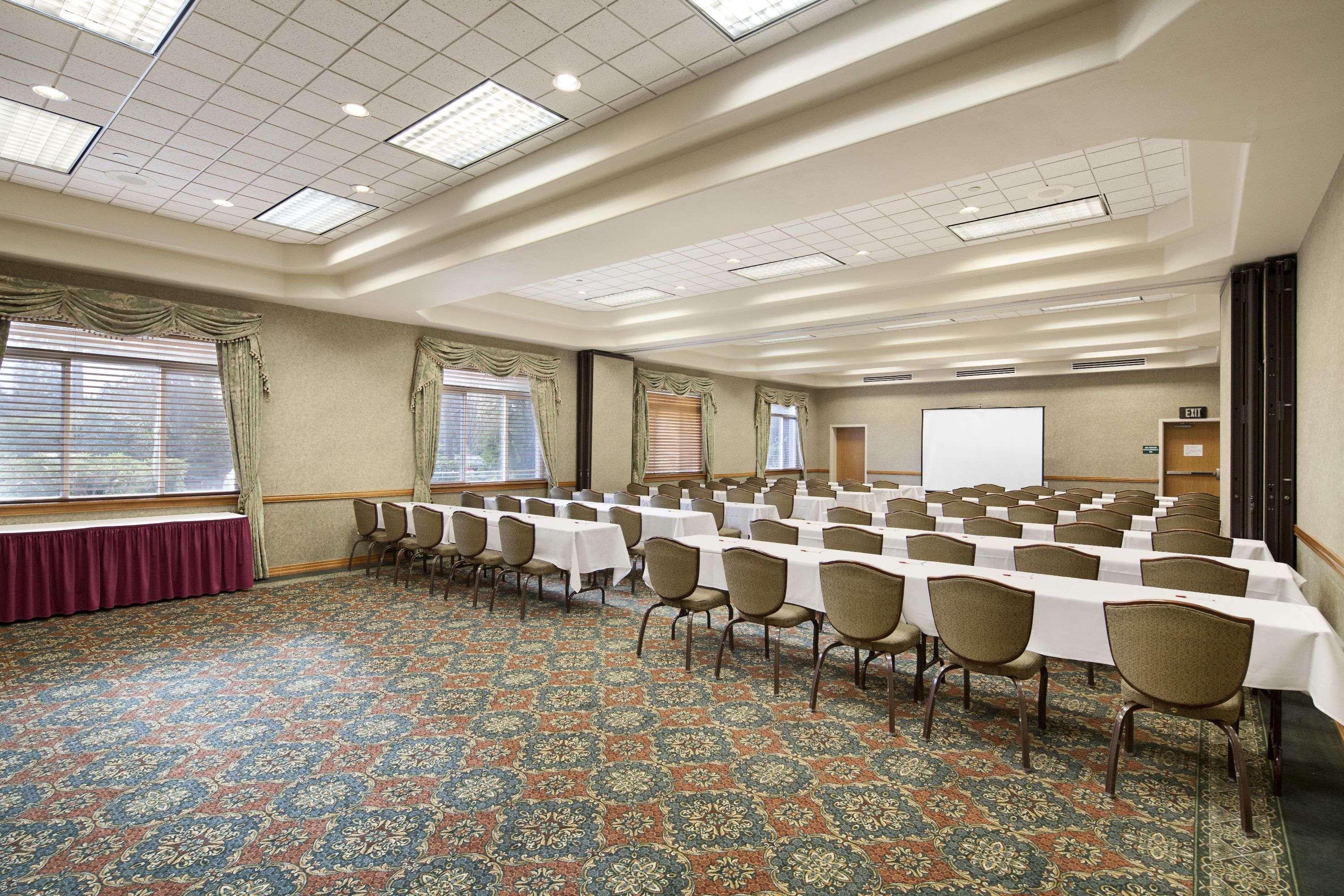 Отель Ramada By Wyndham Олимпия Экстерьер фото A typical meeting room