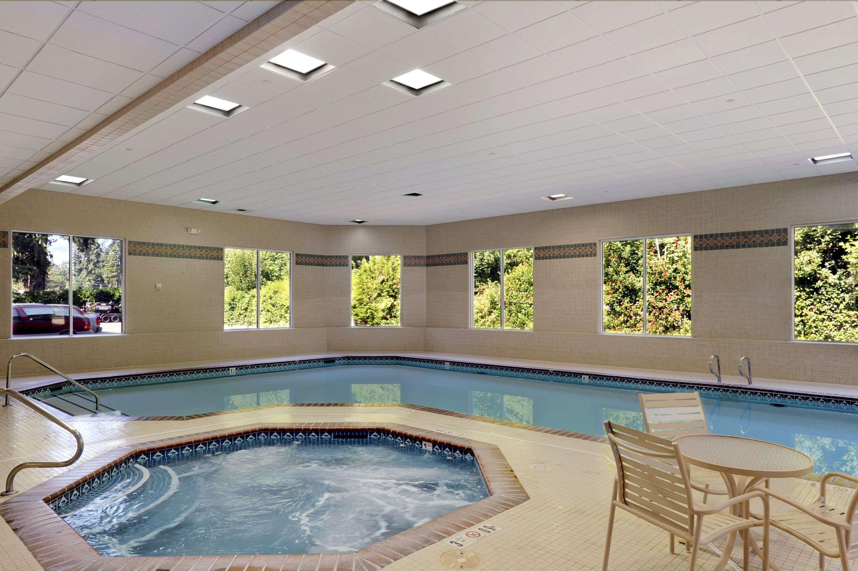 Отель Ramada By Wyndham Олимпия Удобства фото A pool with a spa