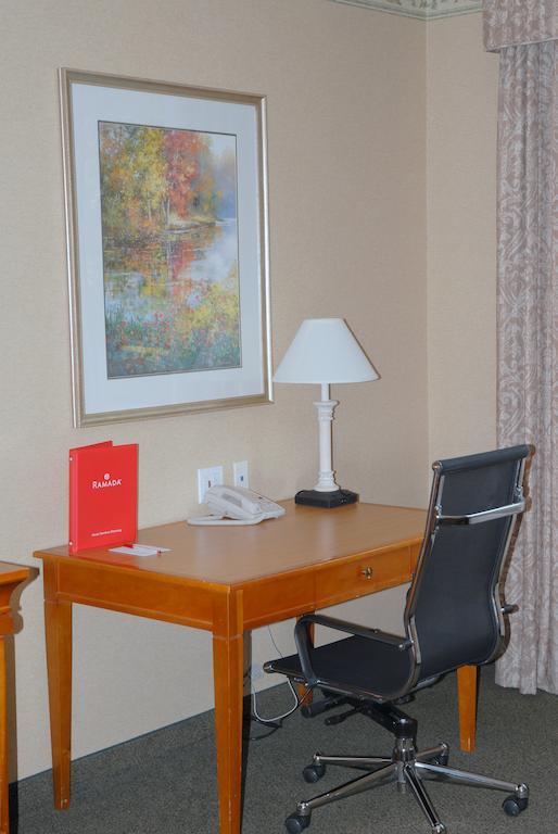 Отель Ramada By Wyndham Олимпия Номер фото A typical hotel room desk
