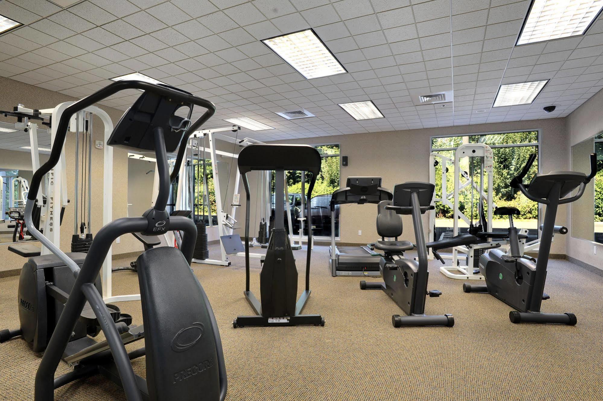 Отель Ramada By Wyndham Олимпия Удобства фото A typical gym
